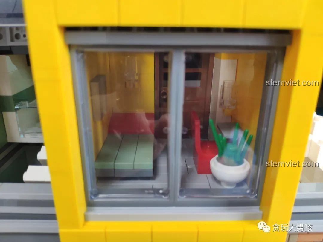 Góc nhìn từ trên xuống vào phòng áp mái của Leier 10004, cho thấy cách bài trí nội thất.