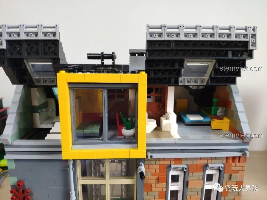 Tầng 3 của Leier 10004 với thiết kế mái có thể mở ra để lộ nội thất bên trong.