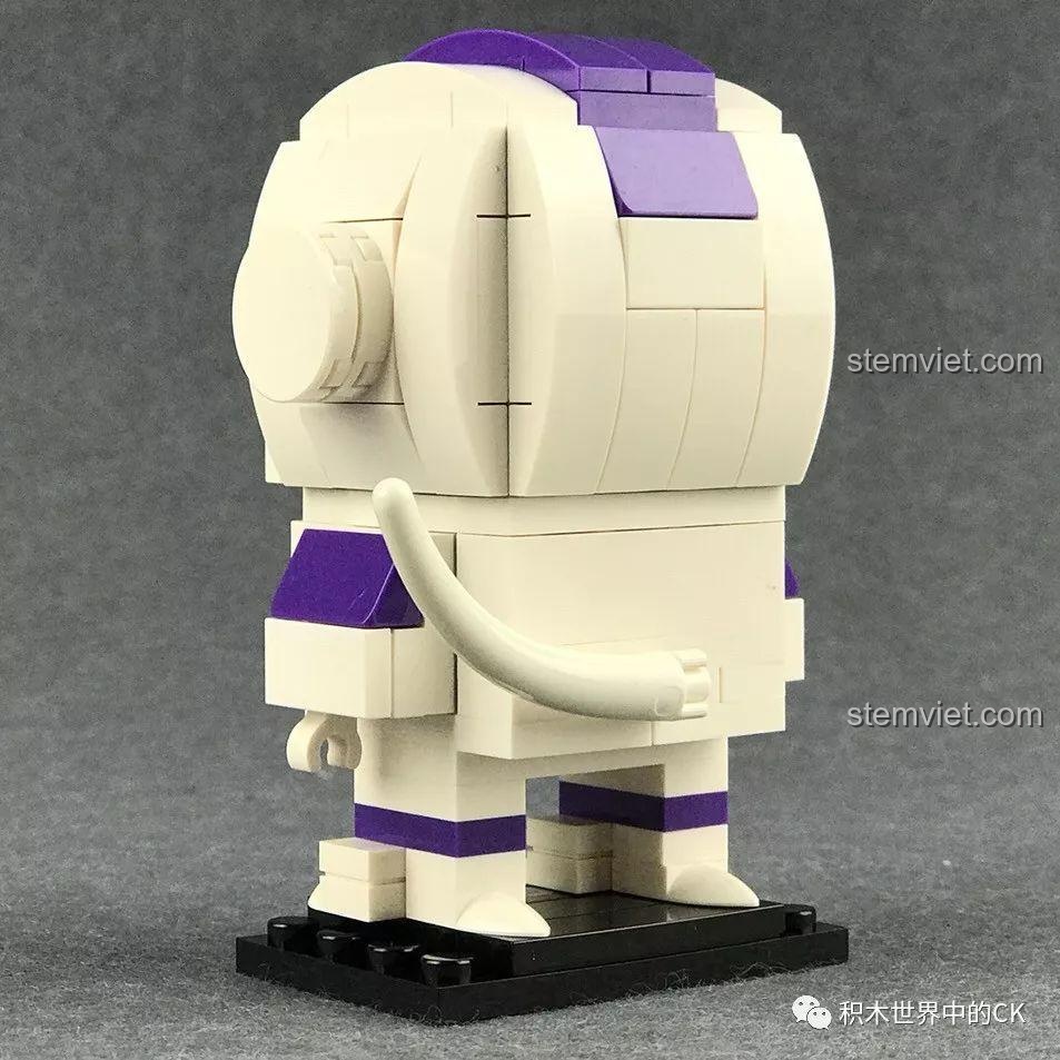Mô hình Decool 6824 Frieza nhìn từ phía sau, tập trung vào chi tiết chiếc đuôi cong.