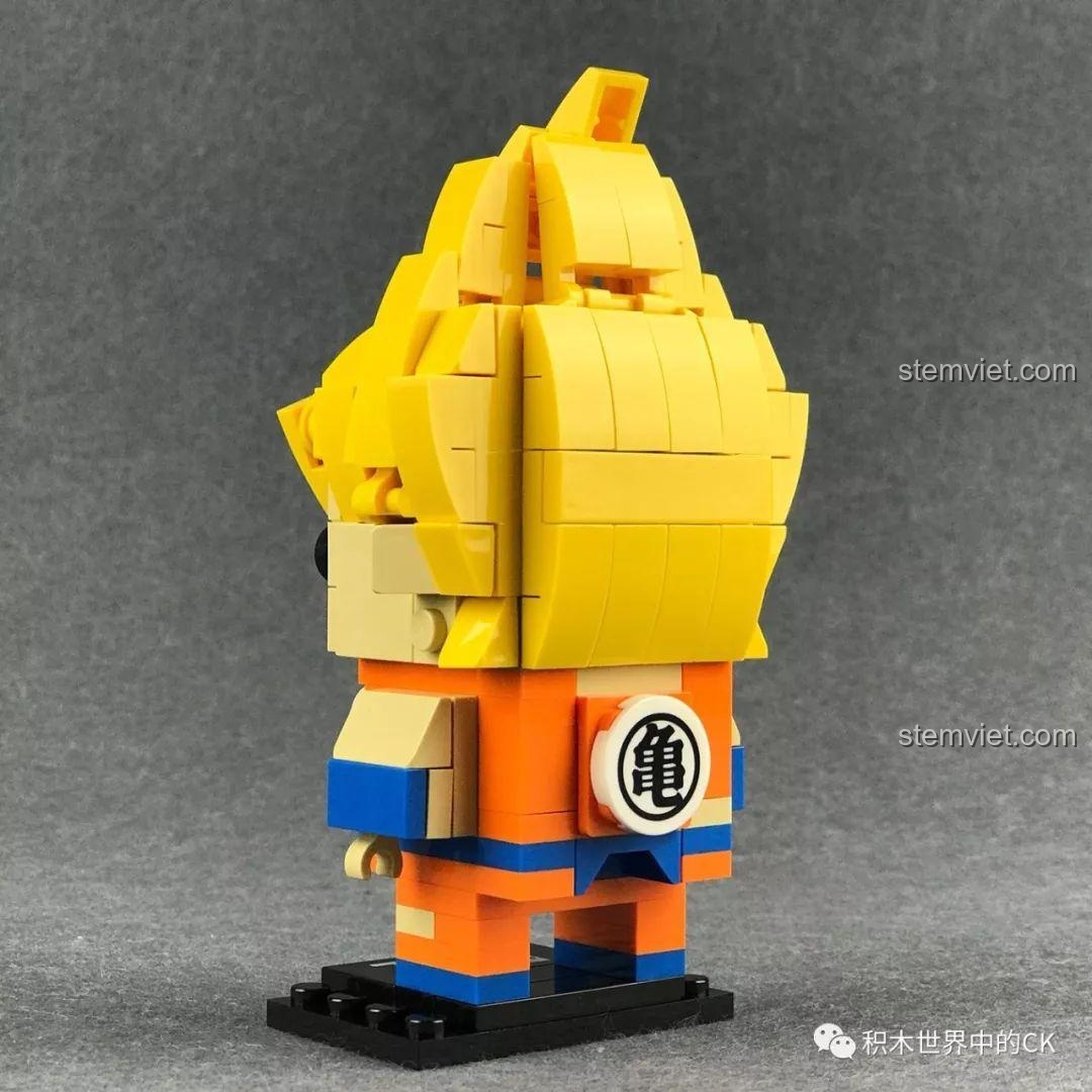 Mô hình Decool 6825 Goku Super Saiyan nhìn từ phía sau, thấy rõ logo 'Quy' trên lưng.