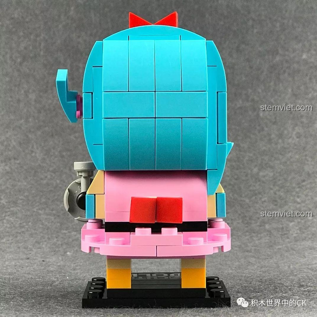 Mô hình Decool 6826 Bulma nhìn từ phía sau, thấy rõ chi tiết váy và tóc.