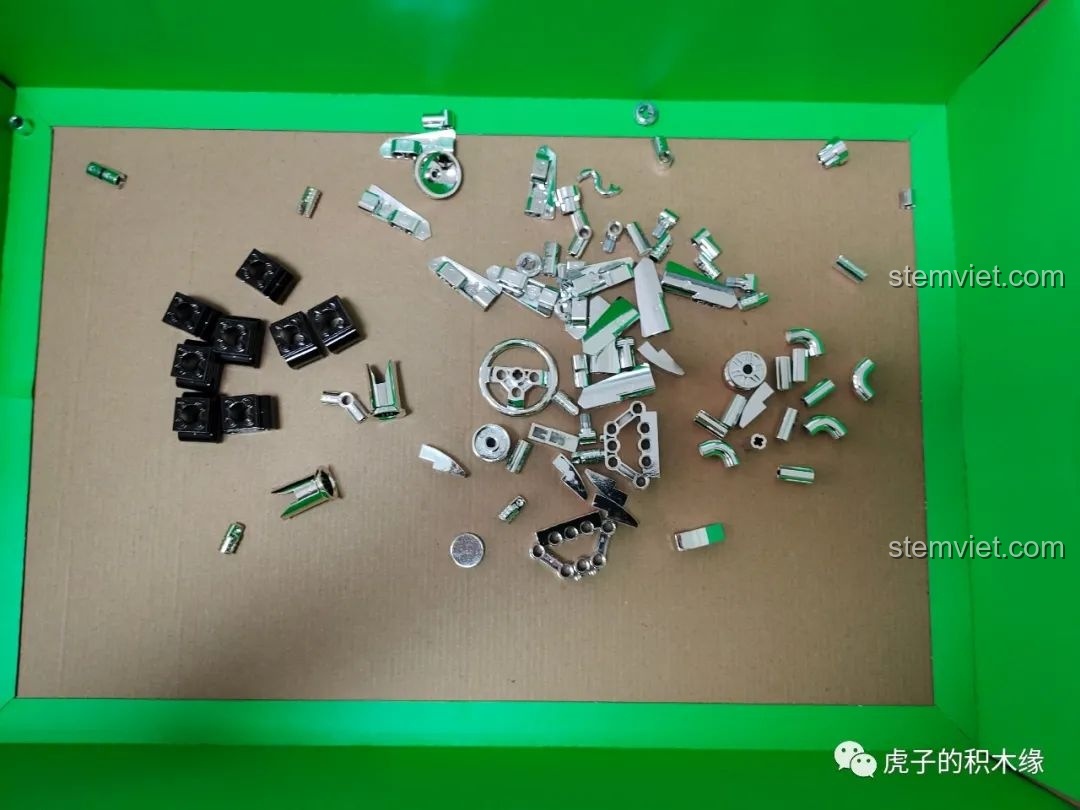 Các chi tiết được mạ crôm sáng bóng của bộ Mould King 13108, bao gồm vô lăng, ống xả và các bộ phận động cơ.