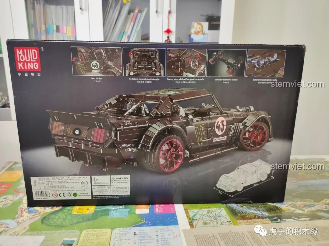 Mặt sau hộp Mould King 13108 mô tả các tính năng như cửa mở, động cơ V8, hộp số và hệ thống lái.