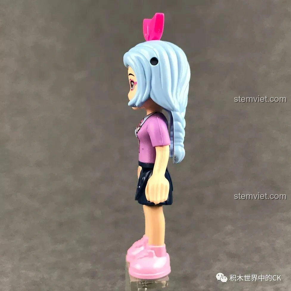 Góc nghiêng nhân vật minifigure Abby trong bộ xếp hình Tàu Hỏa Vui Nhộn Qman 2015.