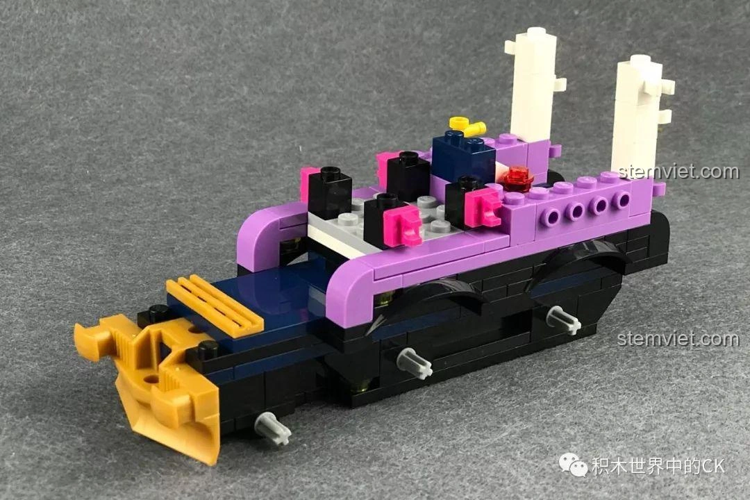 Góc nhìn bên trong nhà ga của bộ xếp hình Tàu Hỏa Vui Nhộn Qman 2015 với quầy bán vé.