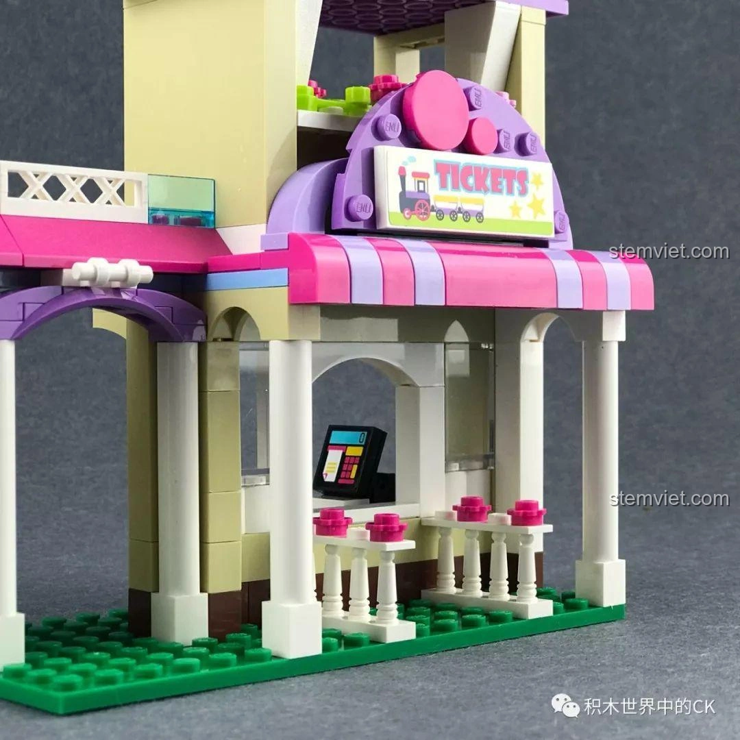 Góc nhìn nghiêng đầu tàu hỏa của bộ xếp hình Tàu Hỏa Vui Nhộn Qman 2015.