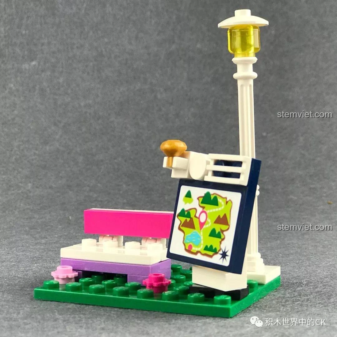 Cận cảnh đồng hồ lớn trên đỉnh nhà ga của bộ xếp hình Tàu Hỏa Vui Nhộn Qman 2015.