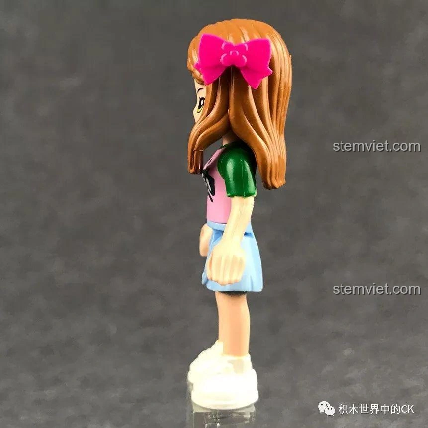 Góc nghiêng nhân vật minifigure Emily trong bộ xếp hình Tàu Hỏa Vui Nhộn Qman 2015.