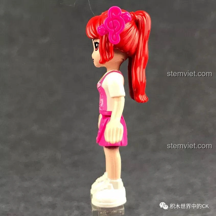 Góc nghiêng nhân vật minifigure Shirley trong bộ xếp hình Tàu Hỏa Vui Nhộn Qman 2015.