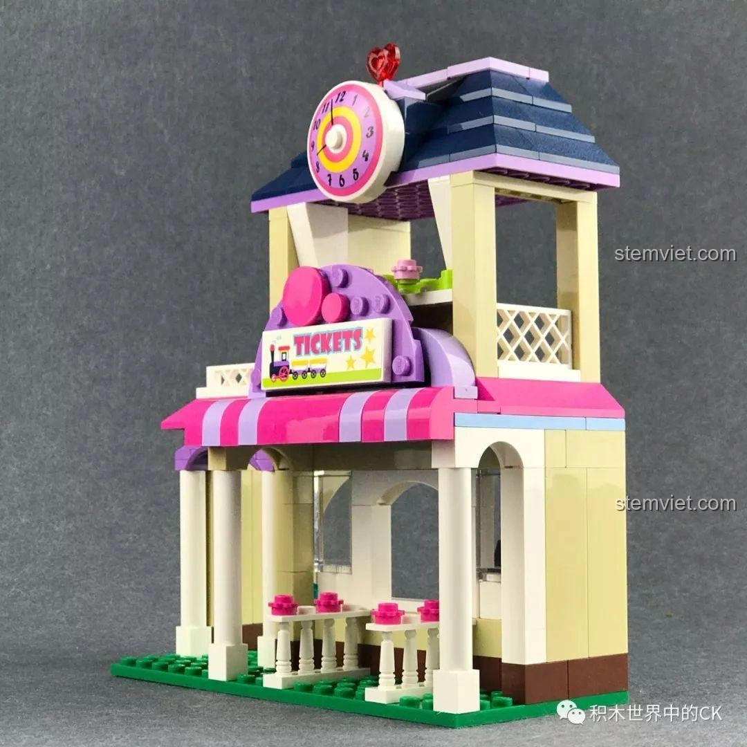 Tàu hỏa nhìn từ bên hông của bộ xếp hình Tàu Hỏa Vui Nhộn Qman 2015.