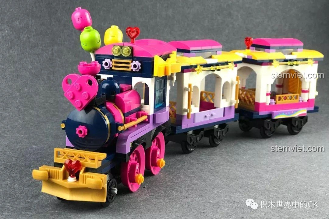 Toa xe khách của bộ xếp hình Tàu Hỏa Vui Nhộn Kỳ Nghỉ Đầy Màu Sắc Qman 2015.