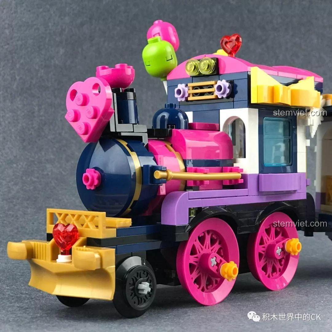 Toa xe khách với cửa mở ra của bộ xếp hình Tàu Hỏa Vui Nhộn Qman 2015.