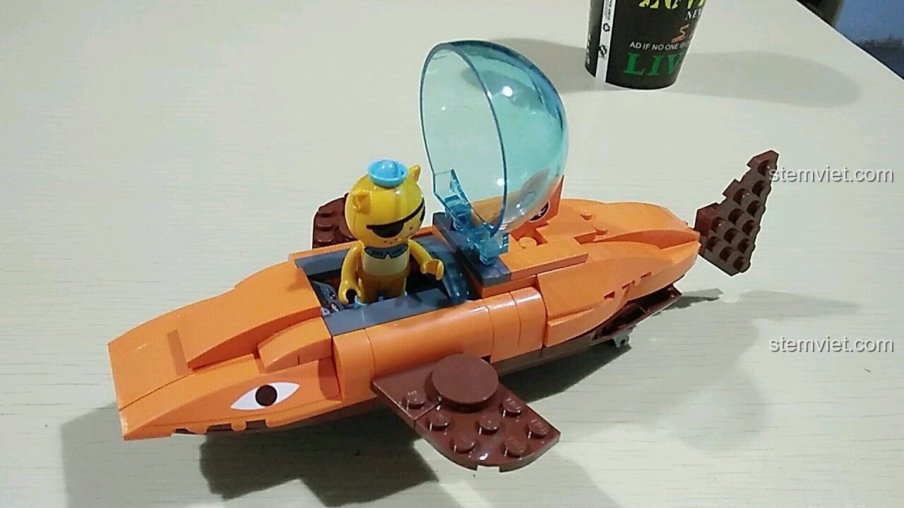 Mô hình Tàu Ngầm Cá Mập Hổ gần hoàn thiện với vòm kính bảo vệ, thuộc bộ đồ chơi lắp ghép GUP-B Tiger Shark.