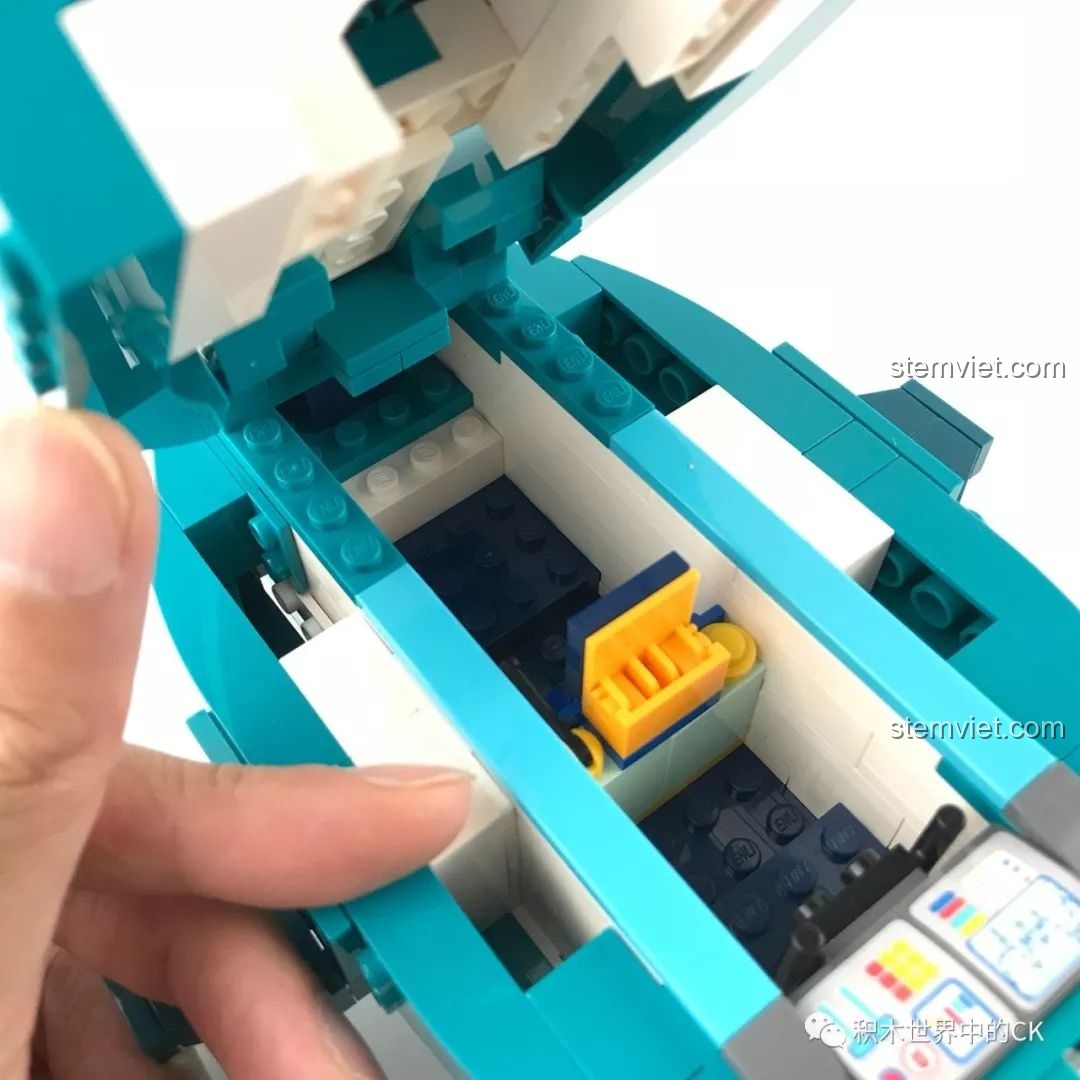 Không gian chứa đồ bên trong khoang sau của Tàu Ngầm Cá Đèn Lồng, nhận xét QMAN 3703.