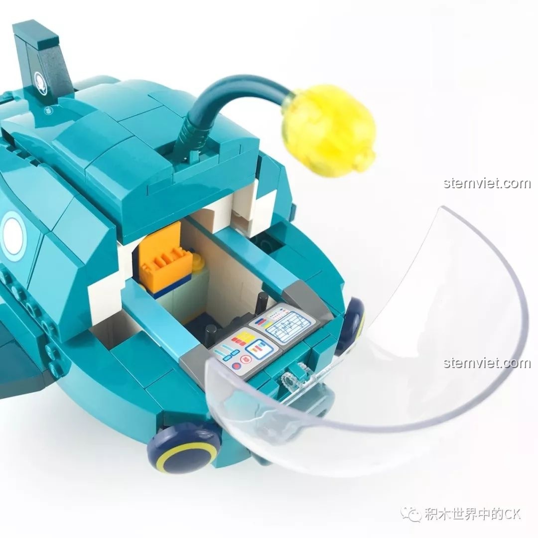 Nội thất khoang lái của Tàu Ngầm Cá Đèn Lồng với bảng điều khiển chi tiết, nhận xét QMAN 3703.