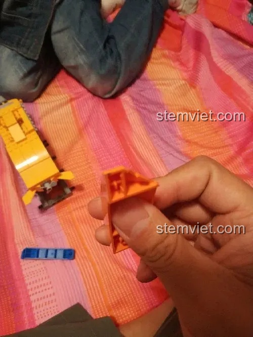 Cận cảnh một chi tiết nhựa màu cam của bộ QMAN 3704 có một ít nhựa thừa, một nhược điểm nhỏ của sản phẩm.