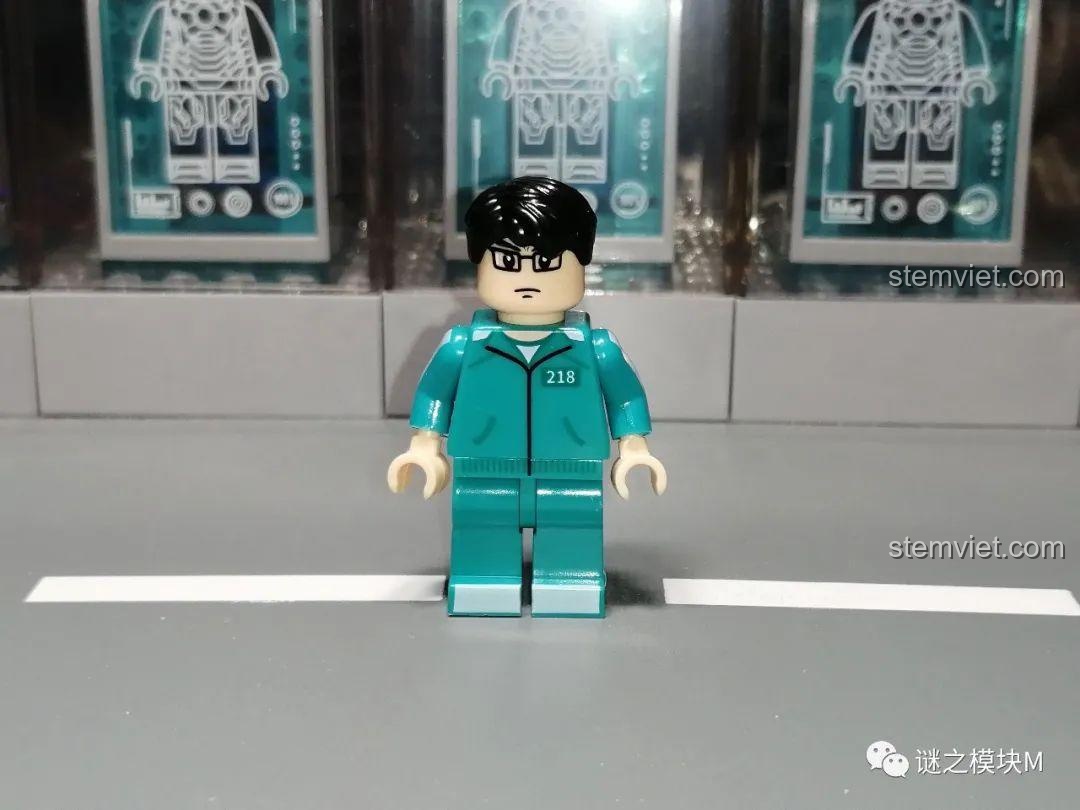Minifigure Cho Sang-woo (218) trong bộ Renzaima 101, có chi tiết kính mắt và biểu cảm điềm tĩnh.