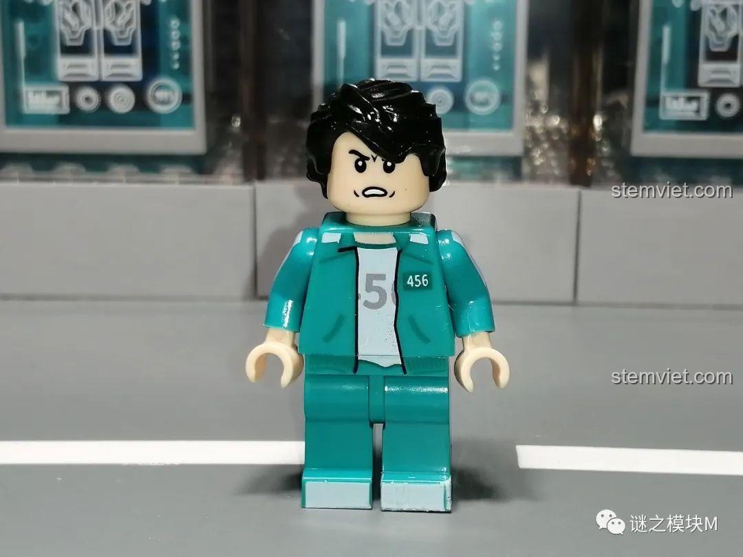 Cận cảnh minifigure Seong Gi-hun (456) từ bộ Renzaima 101, chi tiết in trên áo và biểu cảm gương mặt.