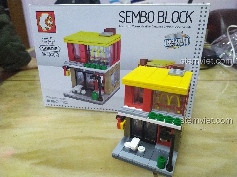 So sánh mô hình Sembo Block SD6012 đã lắp ráp xong với hình ảnh trên vỏ hộp, cho thấy độ chính xác của sản phẩm.