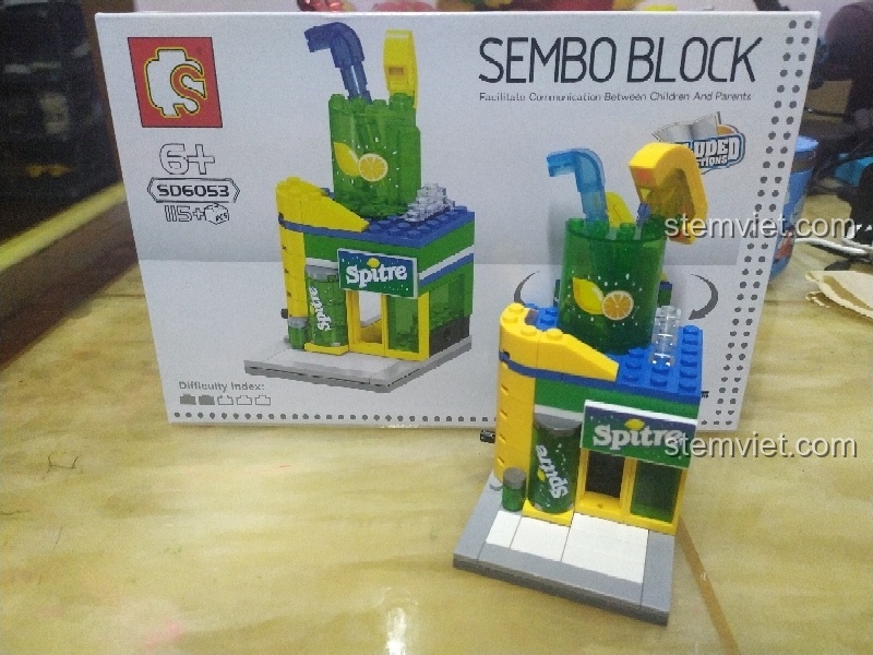 So sánh mô hình Sembo Block SD6053 đã lắp xong với hình ảnh trên vỏ hộp, thể hiện sự tương đồng của sản phẩm.