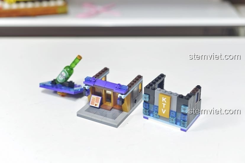 Mô hình Sembo SD 6021 được tách thành ba phần: tầng trệt, tầng hai và mái, thể hiện thiết kế module.