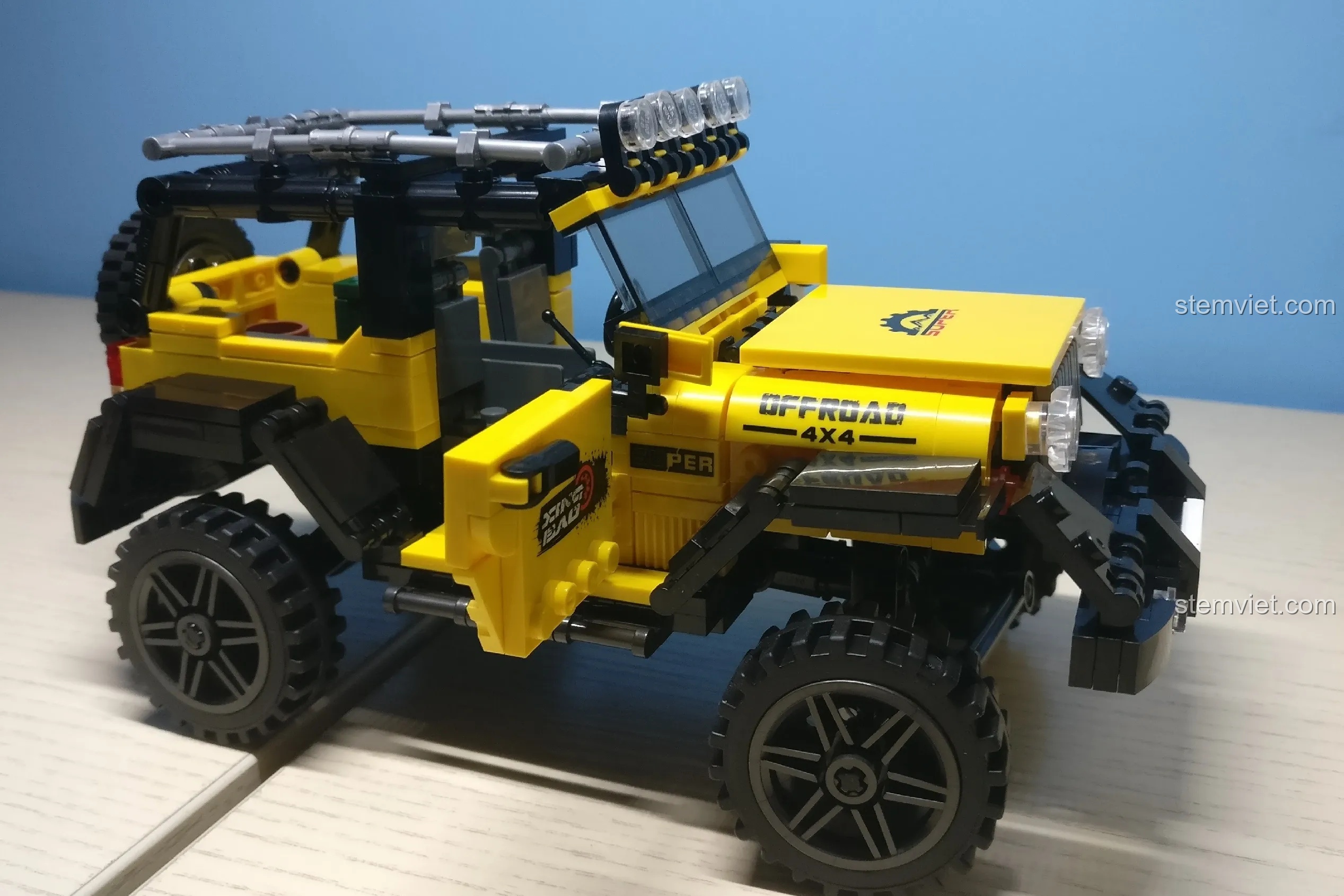 Nhận xét Xingbao XB 03024 Xe Jeep địa hình hoàn chỉnh, chụp ở góc nghiêng 45 độ khoe trọn thiết kế hầm hố và màu vàng nổi bật.