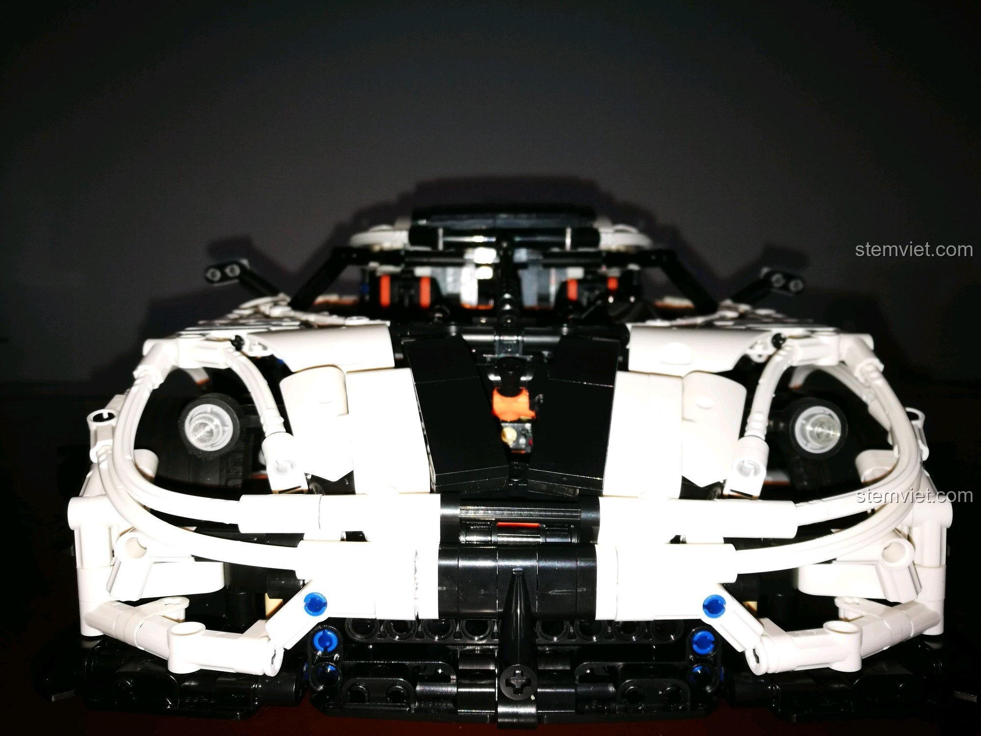 Góc nhìn trực diện của mô hình YILE 915A Hypercar Koenigsegg One:1, thể hiện sự hầm hố.