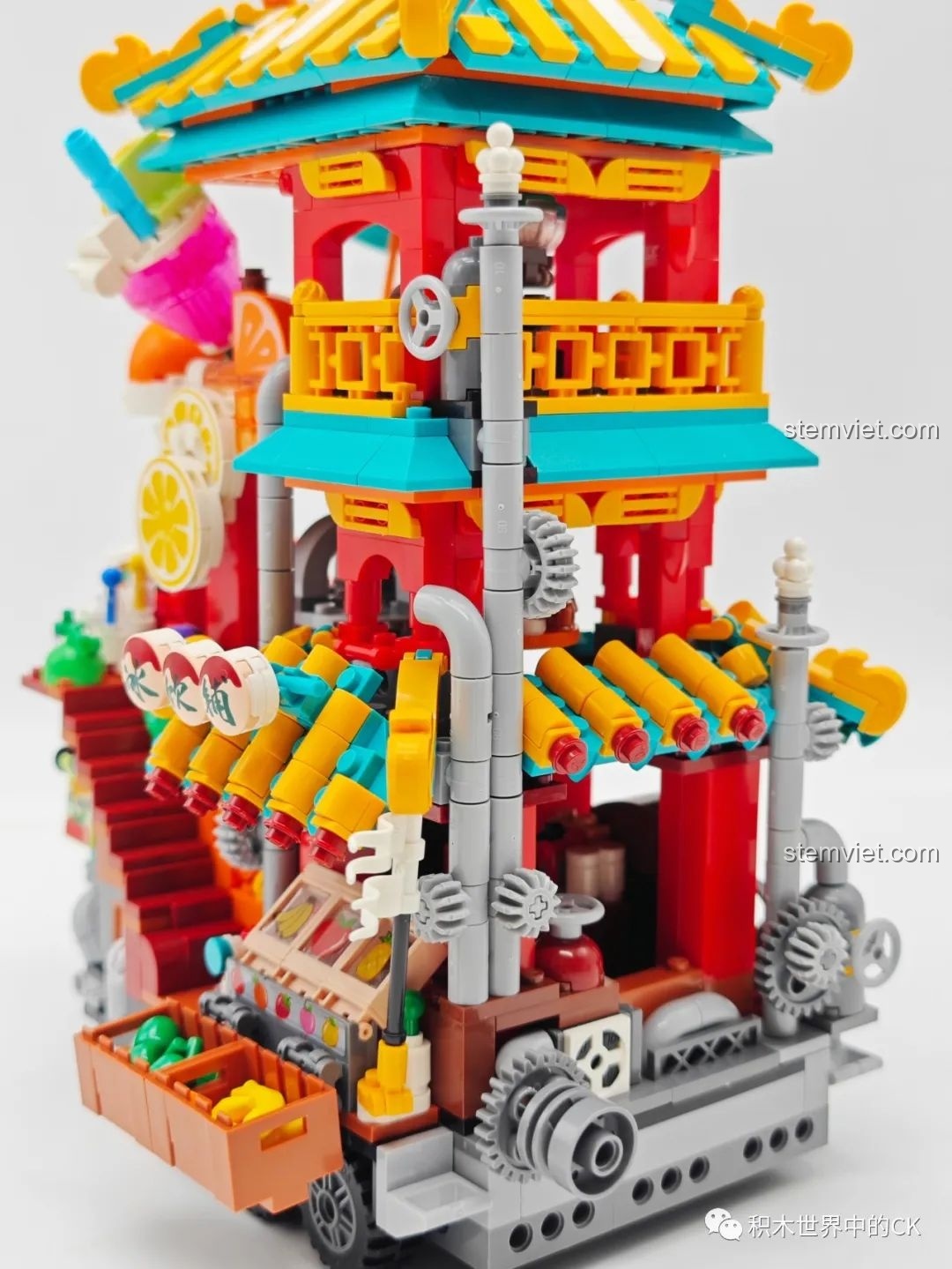 Các chi tiết máy móc và bánh răng trang trí trên xe tải Zhegao DZ 6134.