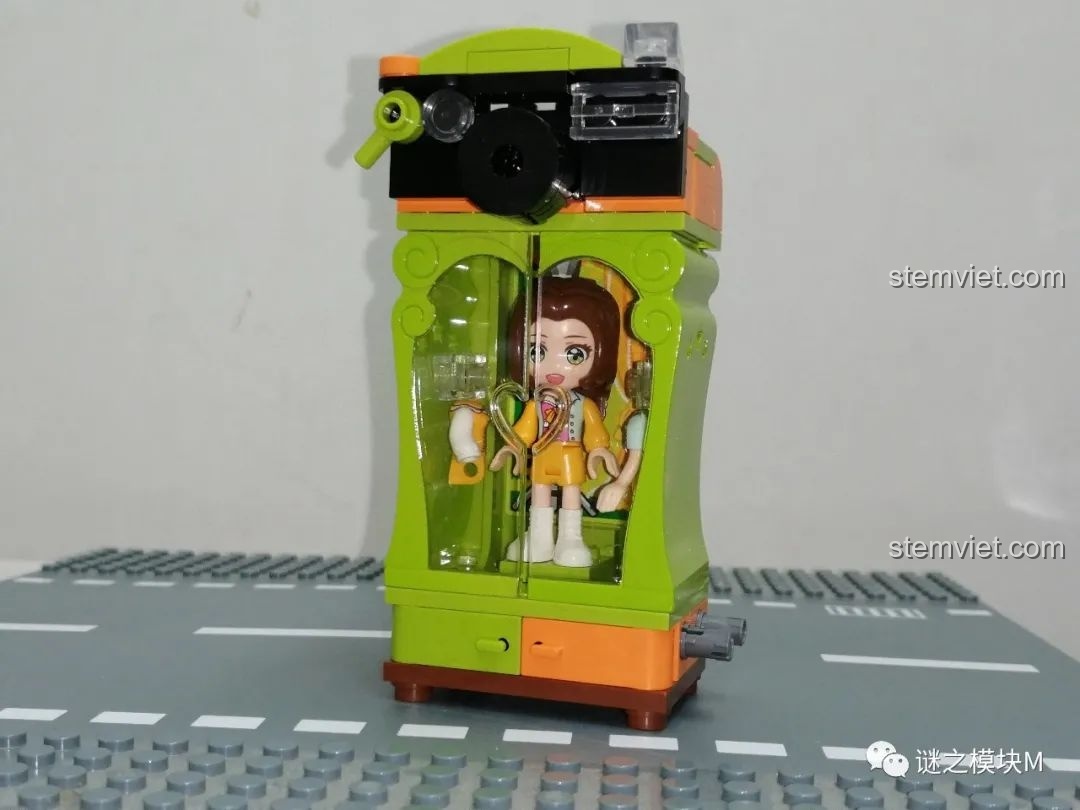 Tủ đồ của Nhiếp ảnh gia UNA trong bộ QMAN 34011, thiết kế hình máy ảnh độc đáo.