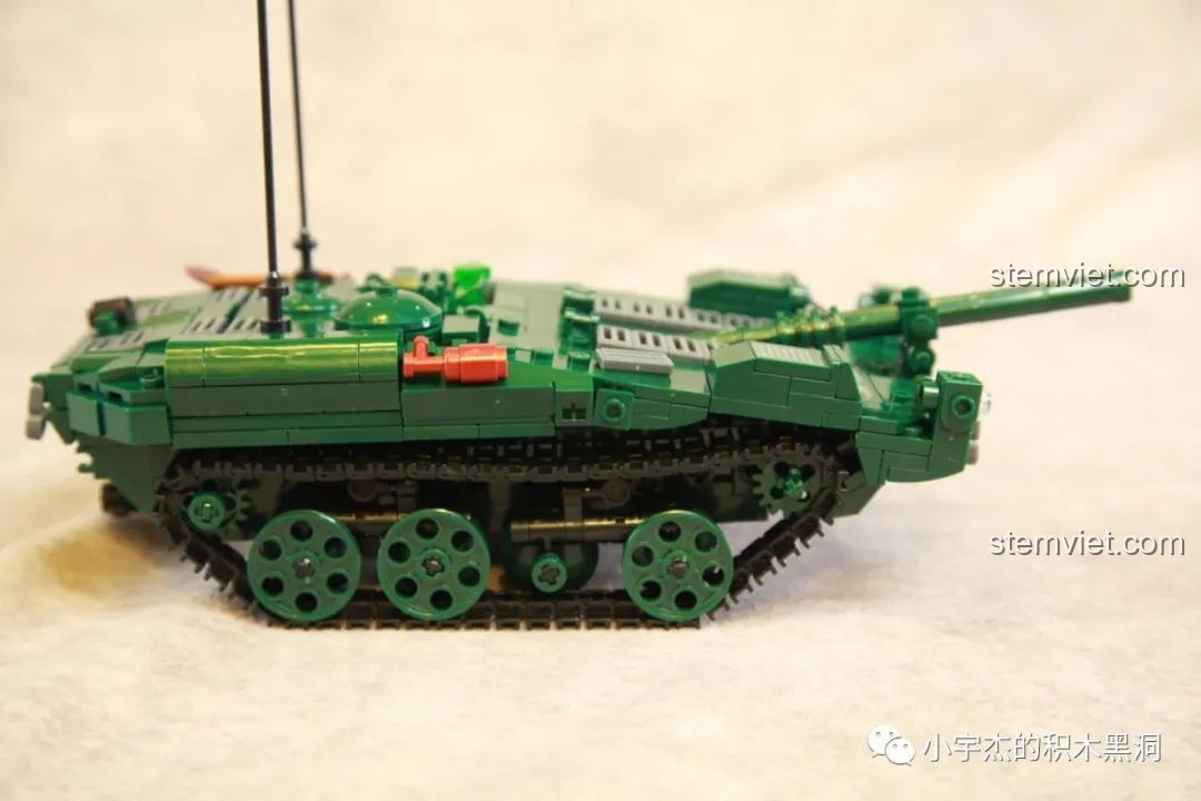 Nhìn từ bên hông mô hình Xe tăng Thụy Điển M38B1010, thấy rõ chi tiết hệ thống bánh xe, xích và các dụng cụ trên thân xe.