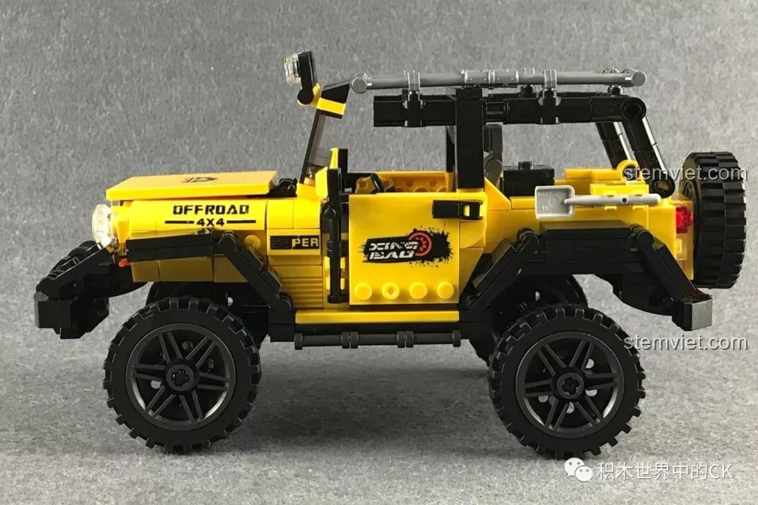 Góc nhìn bên hông của bộ lắp ráp Xe vượt địa hình 3024 giá tốt, thể hiện các chi tiết in trên thân xe.