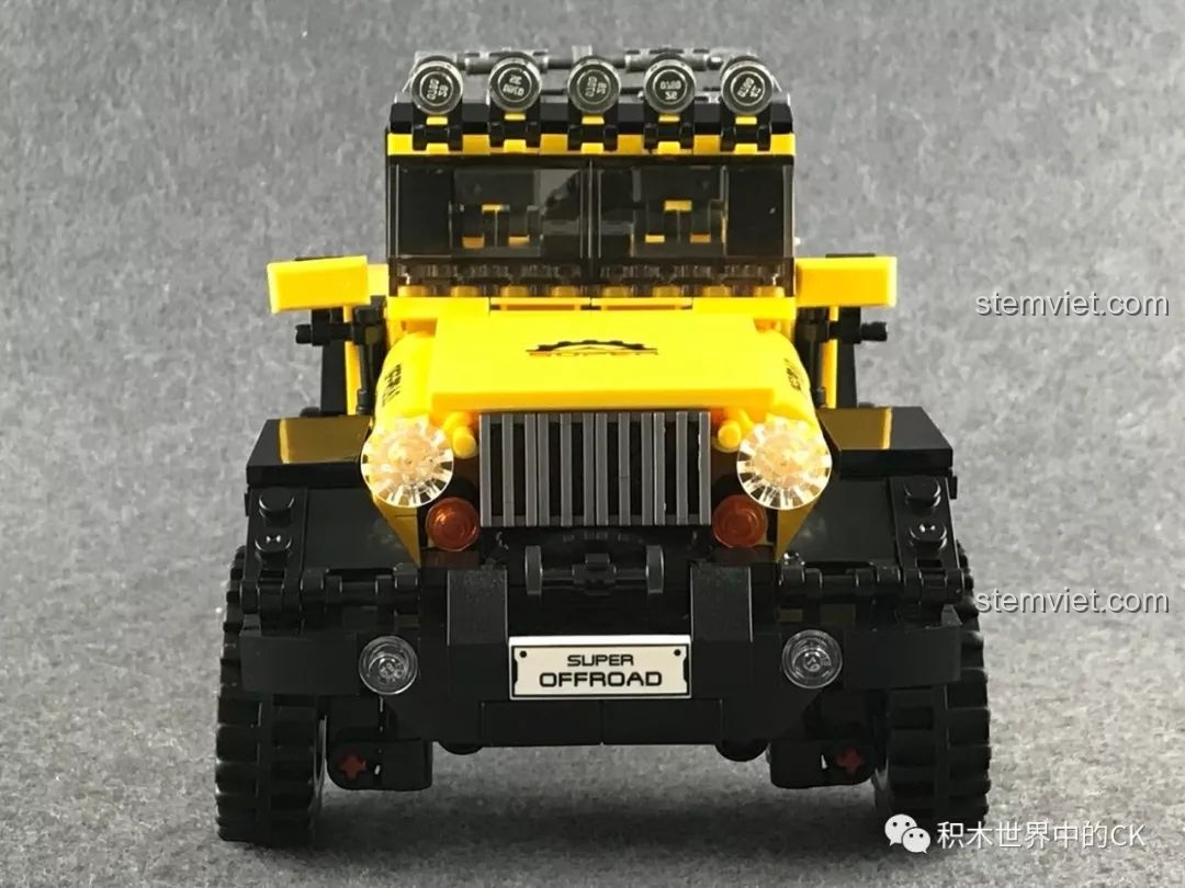 Góc nhìn chính diện của bộ lắp ráp Xe Jeep màu vàng cho trẻ trên 6 tuổi, khoe lưới tản nhiệt và đèn pha.