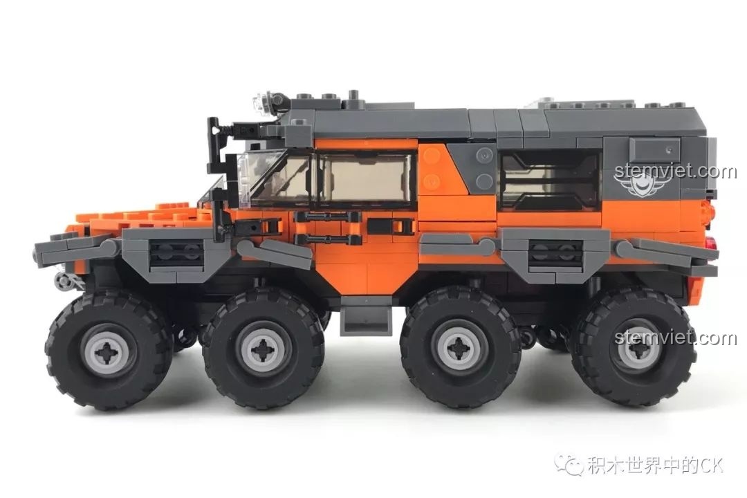 Góc nhìn ngang của bộ lắp ráp Xe địa hình 8 bánh cho bé trên 6 tuổi, khoe trọn 8 bánh xe.