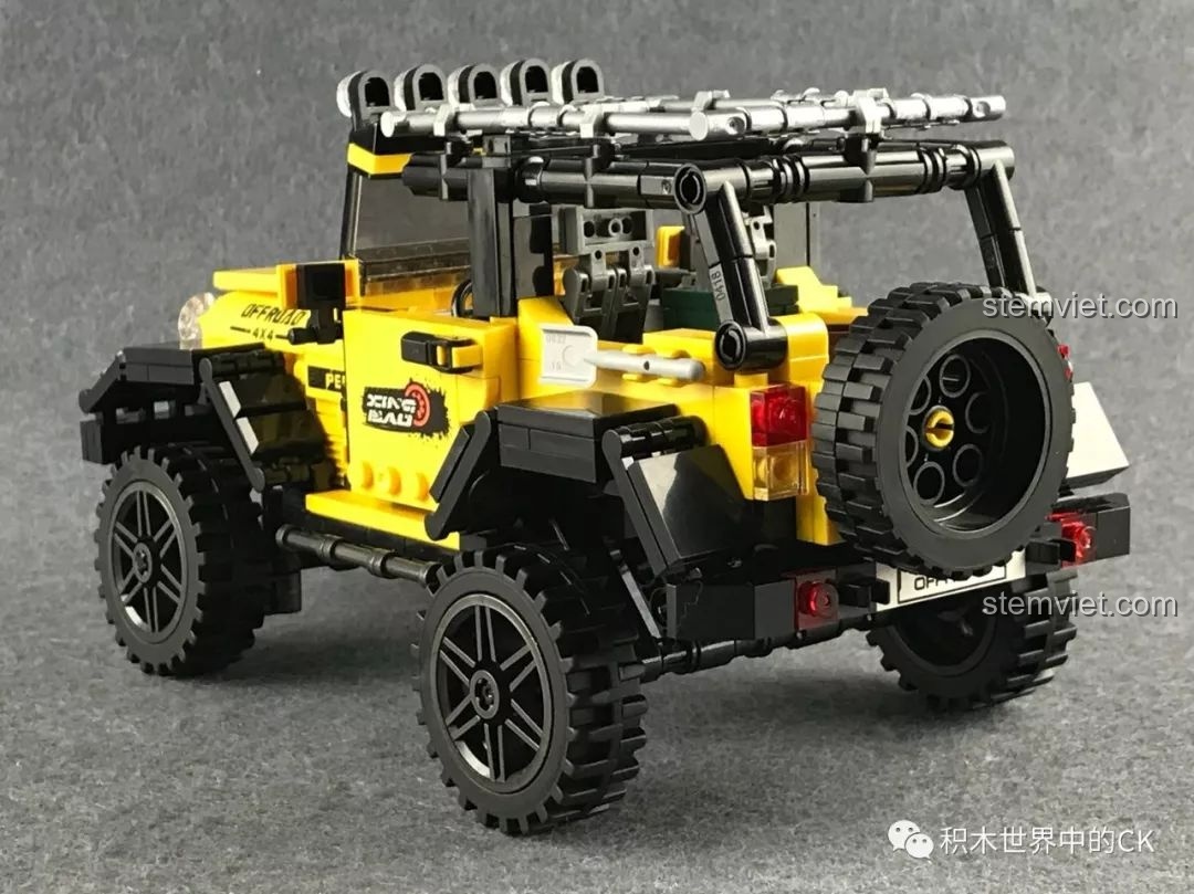 Góc nhìn 3/4 từ phía sau của đồ chơi mô hình Xe vượt địa XB-03024, có lốp dự phòng và khung bảo vệ.