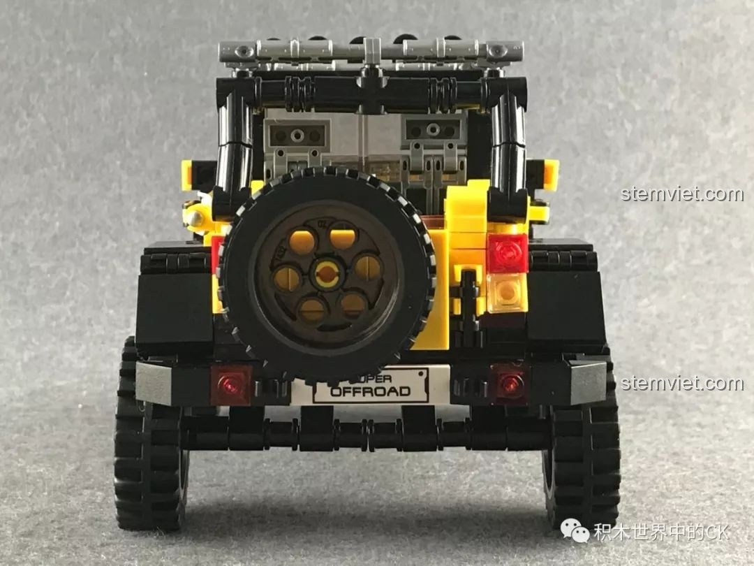 Góc nhìn thẳng từ phía sau của đồ chơi mô hình Xe off-road 3024 giá bình dân, cho thấy sự đối xứng và chắc chắn.