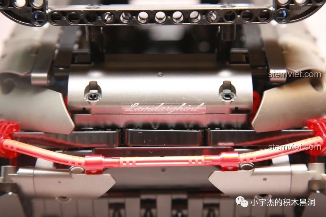 Góc nhìn từ phía sau của mô hình Kbox 10511, cho thấy sự bề thế và vững chãi của chiếc SUV.