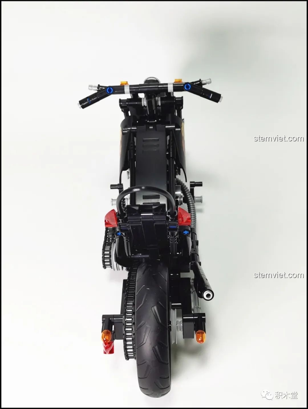 Góc nhìn thẳng từ phía sau của bộ xếp hình Xe máy phân khối lớn cổ điển Lucky Star.