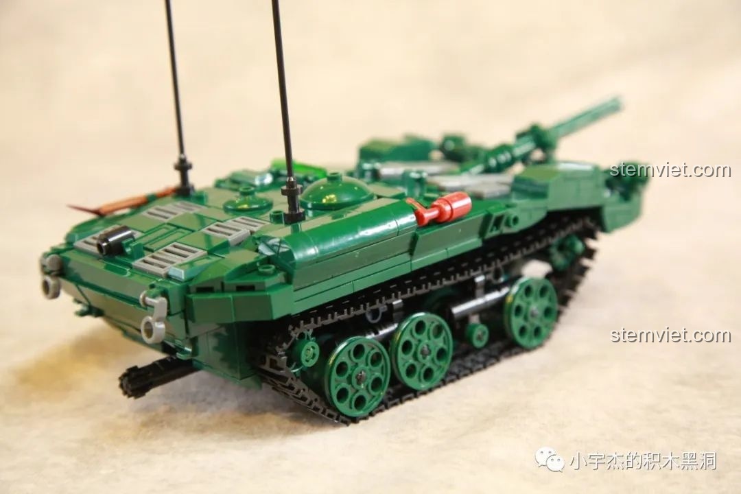 Góc nhìn từ trên cao của S-Tank 1010, thể hiện cách bố trí các chi tiết trên nóc xe như ăng-ten, nắp hầm và lưới tản nhiệt.