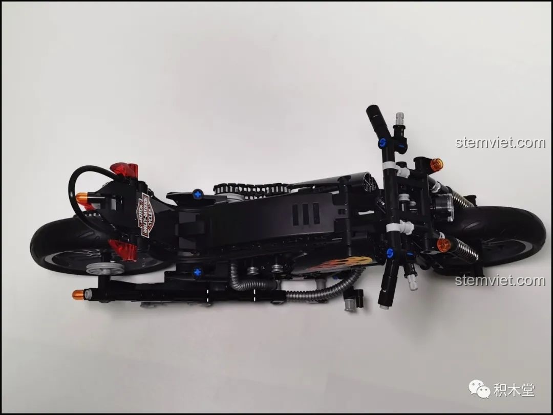 Góc nhìn từ trên xuống của bộ xếp hình Harley-Davidson Knuckle Chopper 50024 tiết kiệm.