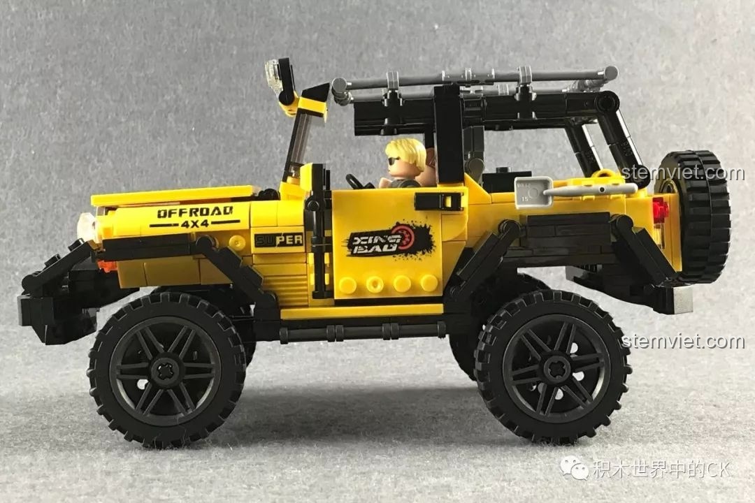 Nhìn từ trên xuống khoang lái của bộ lắp ghép Xe vượt địa hình XB03024 với minifigure bên trong.