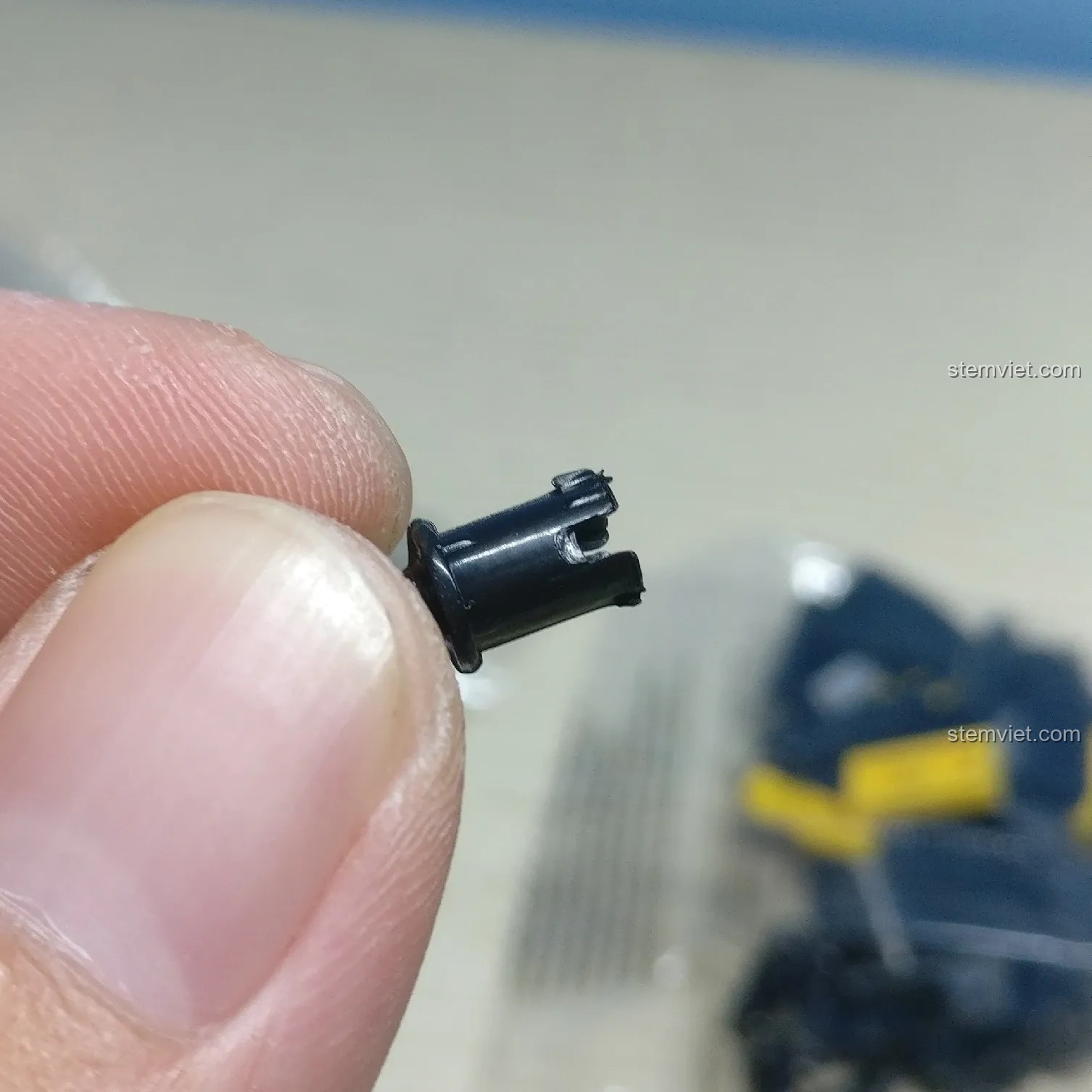 Cận cảnh một chi tiết nhỏ trong bộ đồ chơi Jeep Wrangler 03024 giá hời còn sót lại nhựa thừa, cần được làm sạch.