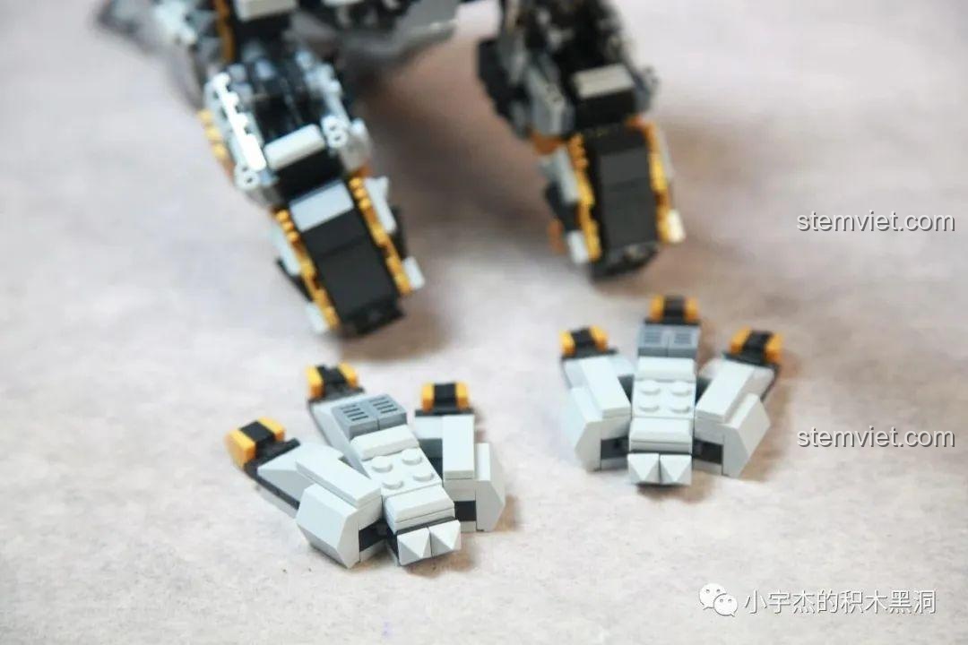 Nhược điểm của mô hình Panlos Brick 611015: khớp nối ở cổ chân khá yếu và dễ bị bung ra.