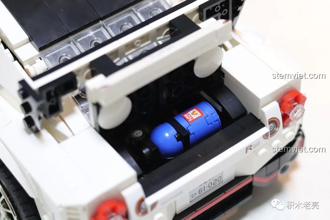 Mô hình xe đua Nissan GTR R35 lắp ráp Double Eagle 61020 phiên bản đua với cánh gió lớn phía sau.