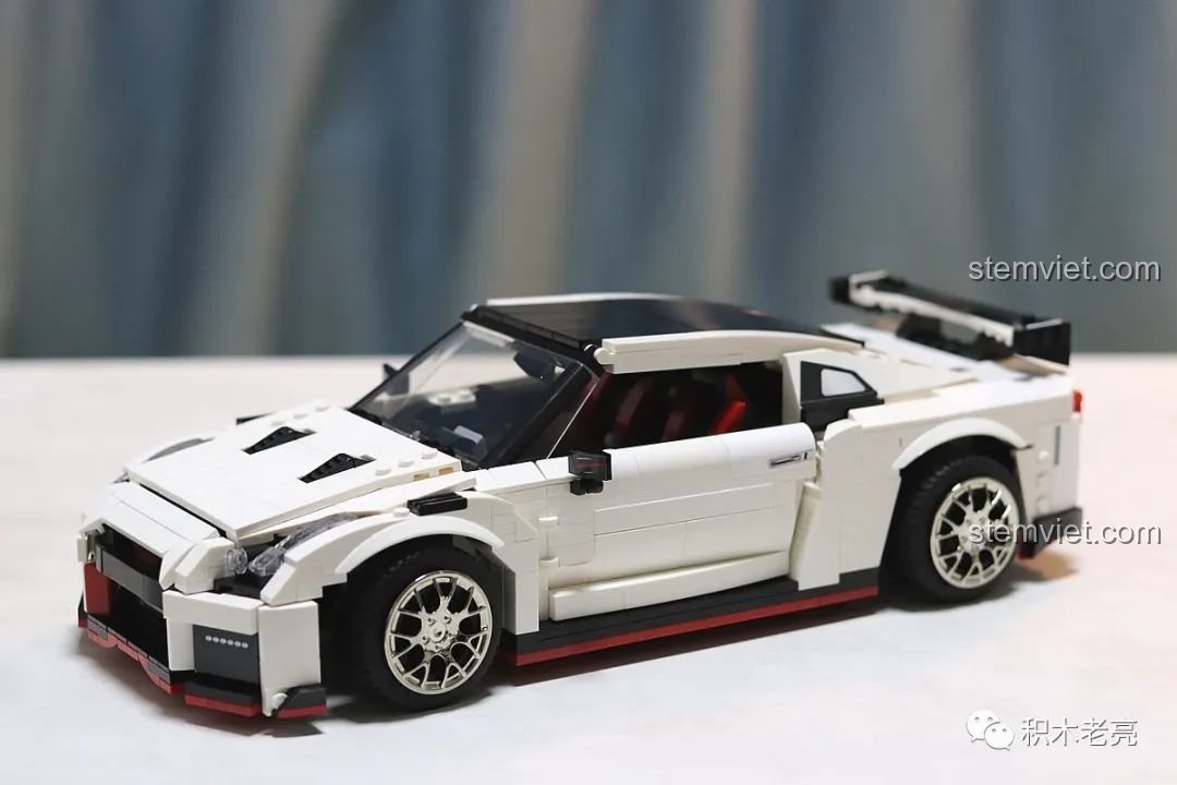 Mô hình xe đua Nissan GTR R35 lắp ráp Double Eagle 61020 màu trắng đã hoàn thiện, góc nhìn phía trước bên trái.