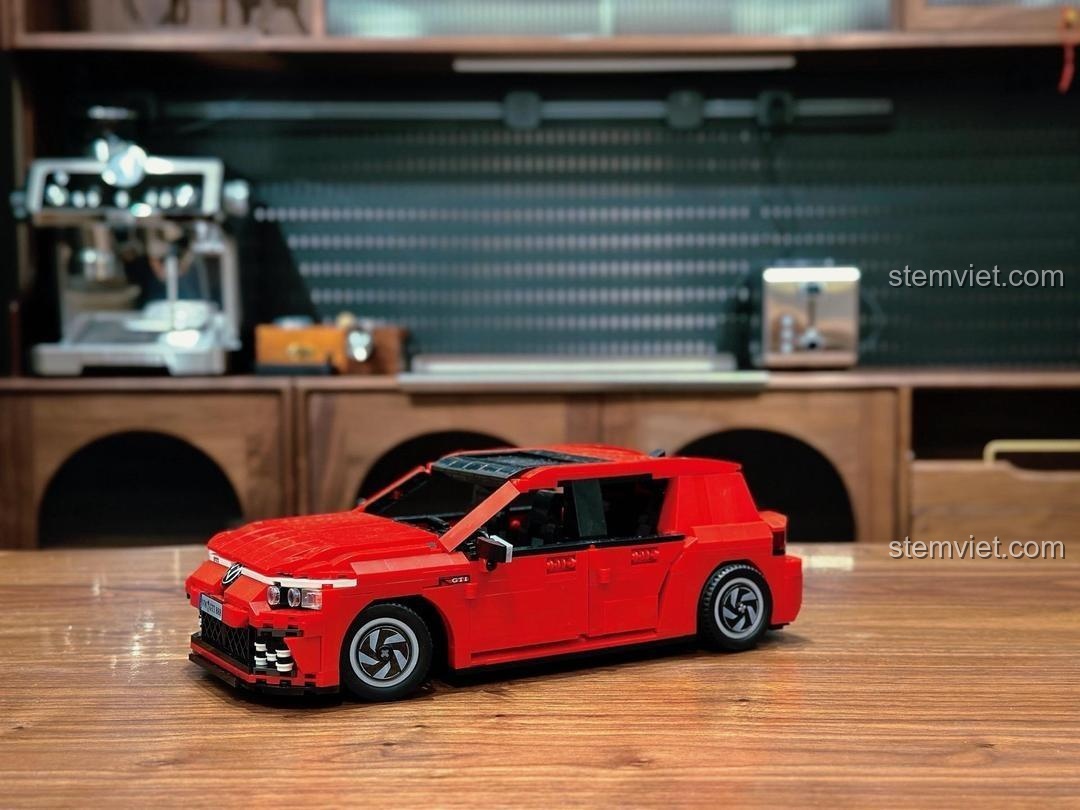 Mô hình Volkswagen Golf GTI BR6007 màu đỏ, đồ chơi lắp ráp chất lượng tốt, phù hợp cho bé trai yêu xe.