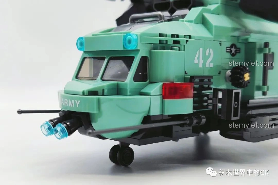 Cận cảnh phần nóc của mô hình JIESTAR 58008 Trực thăng hai cánh quạt, với nắp đậy có thể mở ra.