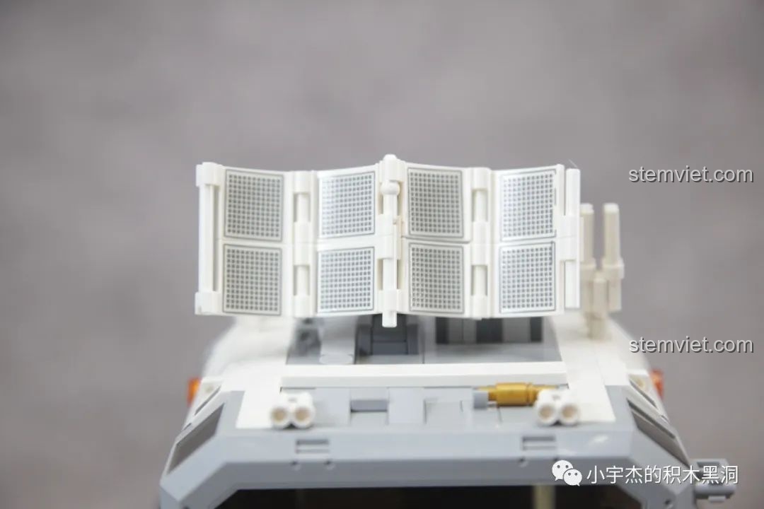 Nóc xe được thiết kế tháo rời, để lộ nội thất bên trong của xe SEMBO 107105.