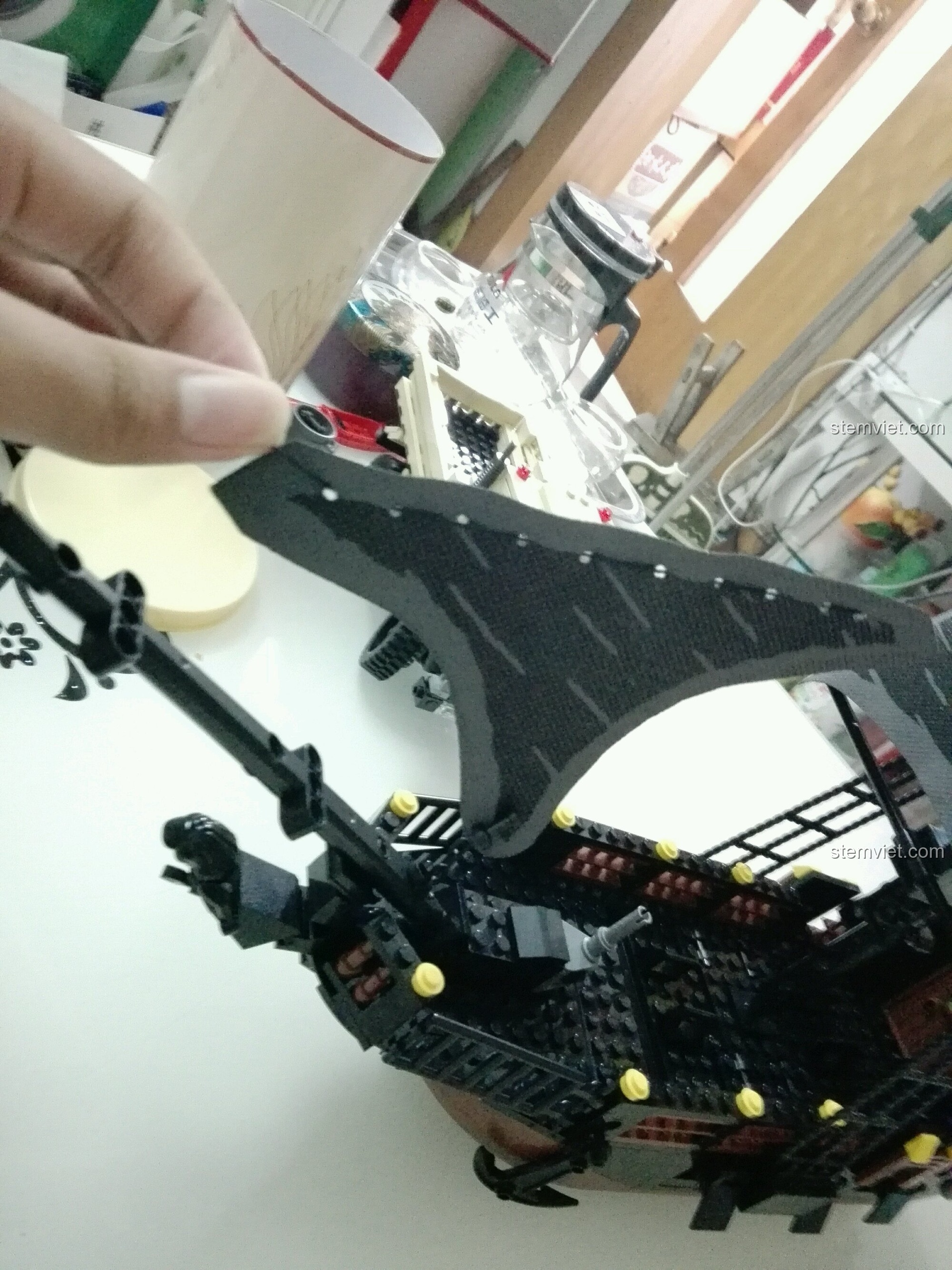 Một đoạn dây đen được nối thêm để hoàn thành việc buộc dây buồm cho tàu GUDI 9115.