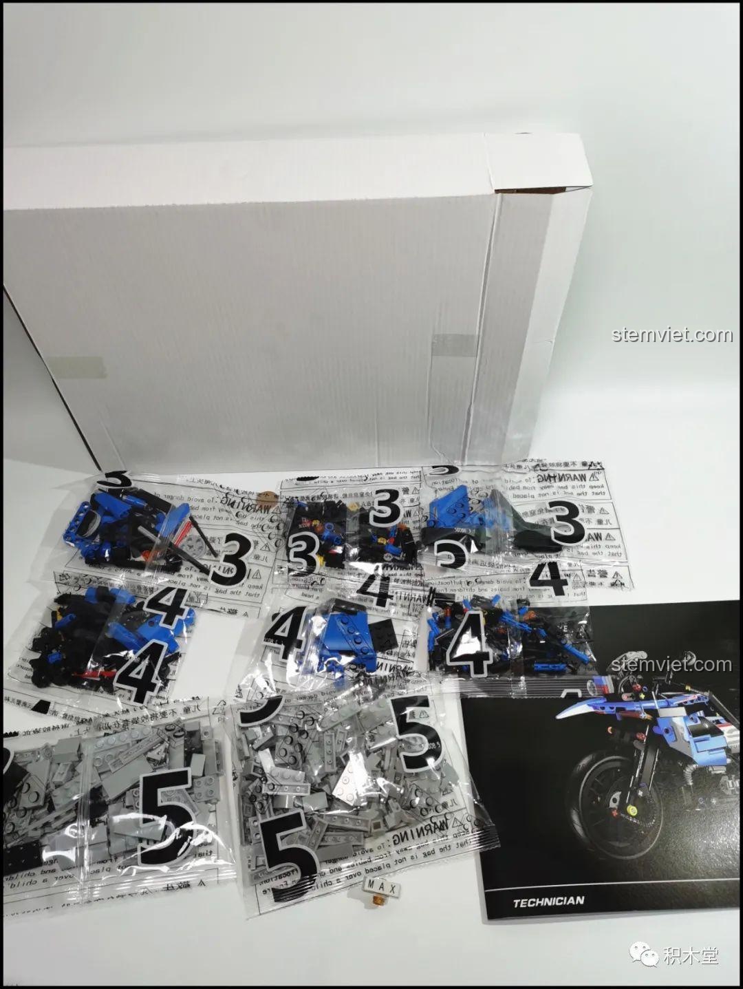 Nội dung hộp lớn của bộ lắp ráp Leier 50008 Mô tô BMW R1200GS Rallye với các túi mảnh ghép và sách hướng dẫn.