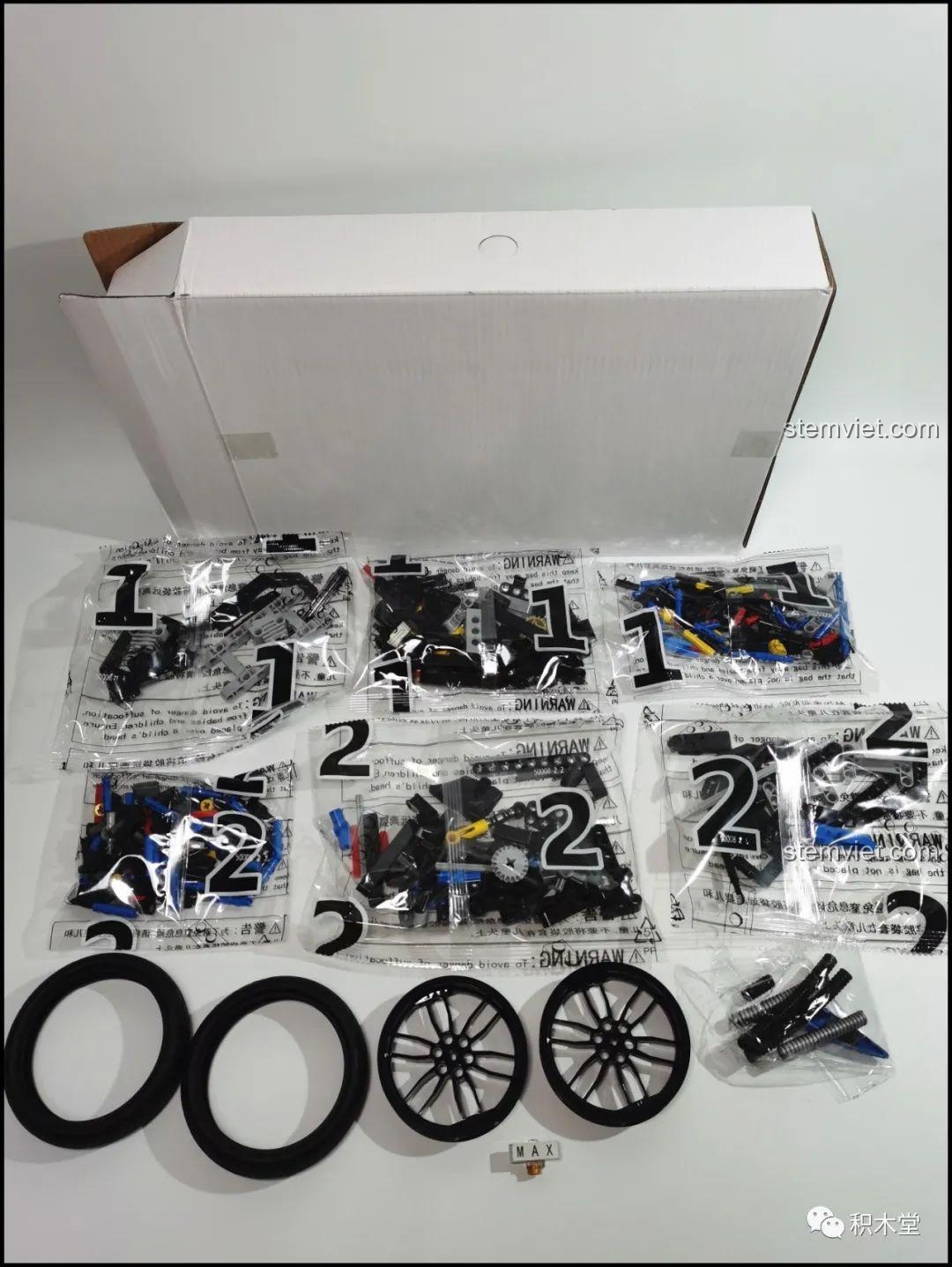 Nội dung hộp nhỏ của bộ lắp ráp Leier 50008 Mô tô BMW R1200GS Rallye bao gồm bánh xe, lốp và các túi mảnh ghép được đánh số.